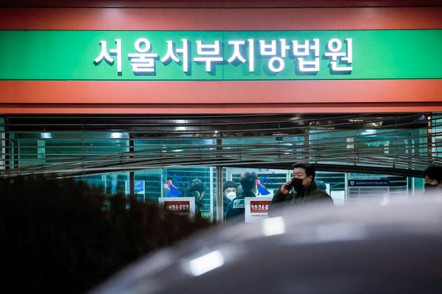 윤석열 전 대통령의 구속영장이 발부된 지난해 1월 19일 서울 마포구 서울서부지방법원의 철문이 지지자들에 의해 휘어져 있다. [사진제공=뉴시스]<br>