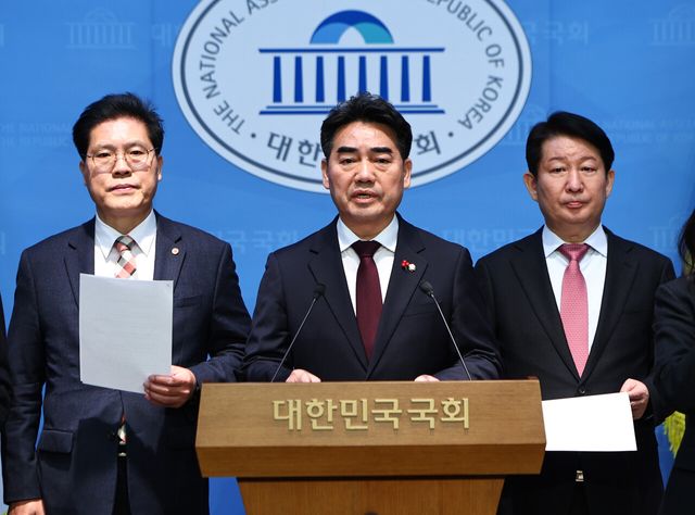 국민의힘 이성권 의원을 비롯한 소장파 초재선 모임 '대안과 미래' 소속 의원들이 14일 오전 서울 여의도 국회 소통관에서 기자회견을 열고 한동훈 전 대표 제명 관련 입장표명 및 의원총회 개최를 촉구하고 있다. [사진제공=뉴시스]