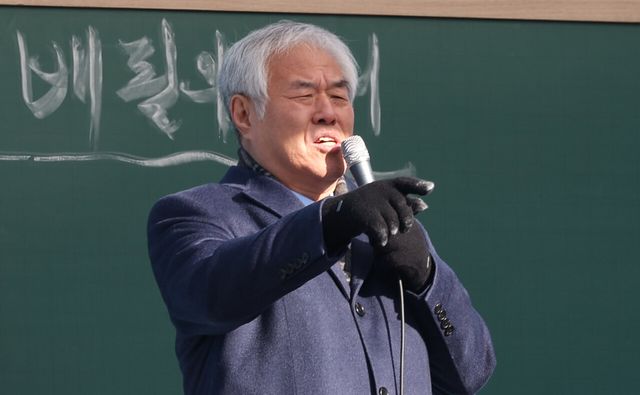 사랑제일교회 전광훈 목사가 지난 11일 오전 서울 종로구 동화면세점 앞에서 열린 전국 주일 연합 예배에서 설교를 하고 있다. [사진제공=뉴시스]