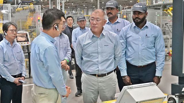 현대자동차그룹 정의선 회장이 기아 인도 아난타푸르공장 임직원들과 함께 생산 라인을 점검하고 있다. [사진=현대자동차그룹]