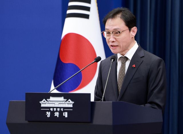 이규연 홍보소통수석이 지난해 12월 31일 청와대 춘추관에서 KTV 생중계 확대와 관련한 브리핑을 하고 있다. [사진제공=뉴시스]&nbsp;<br>