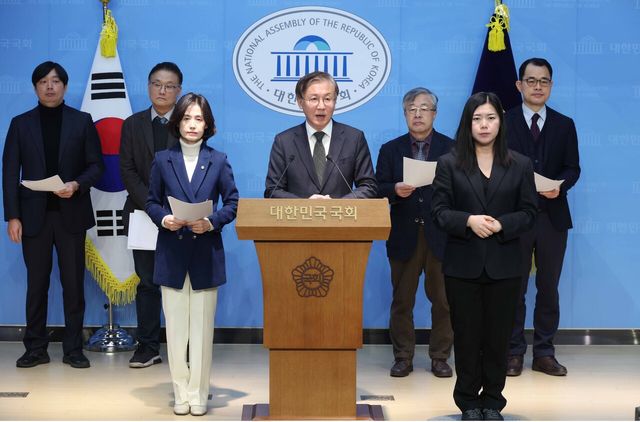 한동수 변호사가 지난 14일 오전 서울 여의도 국회소통관에서 진행된 검찰개혁추진단 자문위원 사퇴 기자회견에서 발언을 하고 있다. [사진제공=뉴시스]