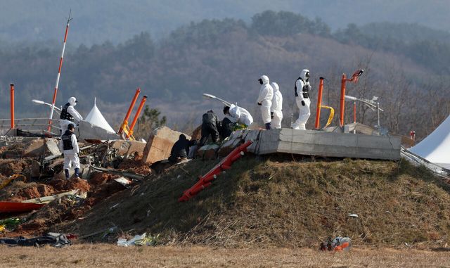 지난해 1월 2일 전남 무안국제공항 제주항공 여객기 참사 현장에서 항공·철도사고 조사위원회(ARAIB) 관계자들이 로컬라이저(방위각 표시 시설)가 설치된 콘크리트 둔덕을 살펴보고 있다. [사진제공=뉴시스]<br>