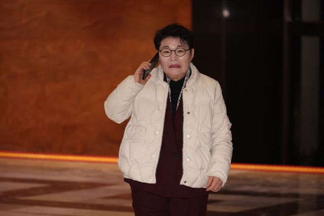 임이자 국회 재정경제기획위원장이 19일 오전 서울 여의도 국회 로텐더홀에서 '‘이혜훈 기획예산처 장관 후보자 청문회’ 관련 누군가와 통화를 하고 있다. [사진제공=뉴시스]