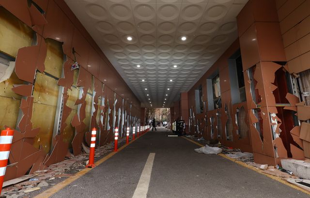 지난해 1월 19일 윤석열 대통령 지지자들의 폭동 사태가 일어난 서울 마포구 서울서부지방법원의 외벽과 유리창 등이 손상돼 있다. [사진제공=뉴시스]