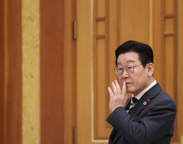 이재명 대통령이 16일 청와대 본관에서 아소 다로 전 일본 총리 접견에 앞서 권혁기 의전비서관과 대화하고 있다. [사진제공=뉴시스/청와대통신사진기자단]