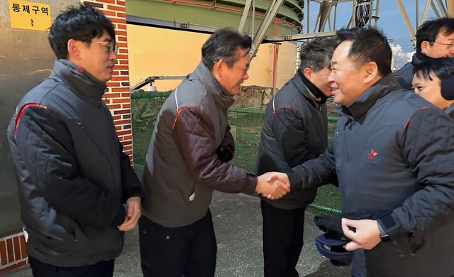 SK이노베이션 장용호 총괄사장이 지난 1일 SK이노베이션 울산 콤플렉스를 찾아 구성원들을 격려하고 있다. [사진=SK이노베이션]