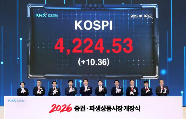 2일 서울 영등포구 한국거래소에서 열린 2026 증권·파생상품시장 개장식에서 왼쪽부터 김영재 상장회사협의회장, 넥스트레이드 김학수 대표이사, 황성엽 금융투자협회장, 오기형 코스피 5000 특위위원장, 한국거래소 정은보 이사장, 이억원 금융위원장, 김상훈 밸류업특위위원장, 이찬진 금융감독원장, 이동훈 코스닥협회장, 황창순 코넥스협회장이 개장신호 버튼을 누르고 있다. [사진=한국거래소]