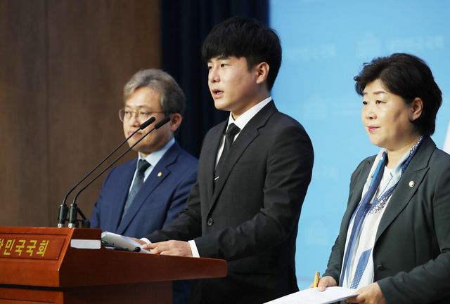 고 구하라씨 오빠 구호인씨가 2020년 5월 22일 서울 여의도 국회 소통관에서 더불어민주당서영교 의원과 함께 구하라법 통과 촉구 기자회견을 진행하고 있다. [사진제공=뉴시스]