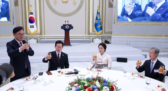 &nbsp;이재명 대통령과 김혜경 여사가 2일 청와대 영빈관에서 열린 2026년 신년인사회에 우원식 국회의장의 건배제의에 건배를 하고 있다. [사진제공=뉴시스/청와대통신사진기자단]<br>