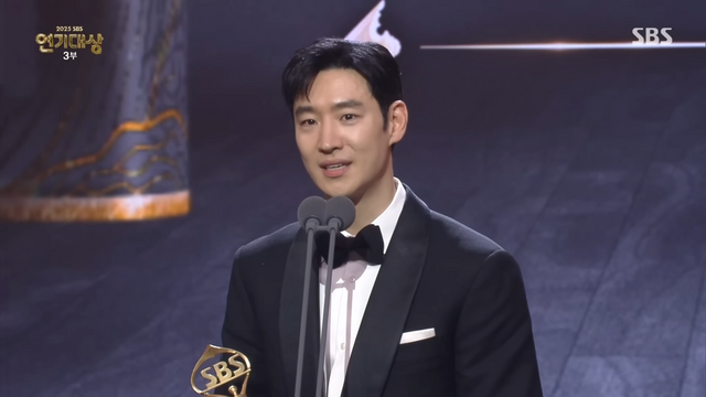 2025 SBS 연기대상에서 대상 수상소감을 전하고 있는 이제훈 배우 [사진 출처=2025 SBS 연기대상]