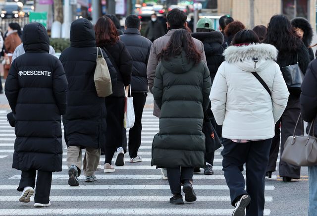 지난해 12월 31일 오전 서울 종로구 광화문네거리에서 두꺼운 옷을 입은 시민들이 횡단보도를 건너고 있다. [사진제공=뉴시스]