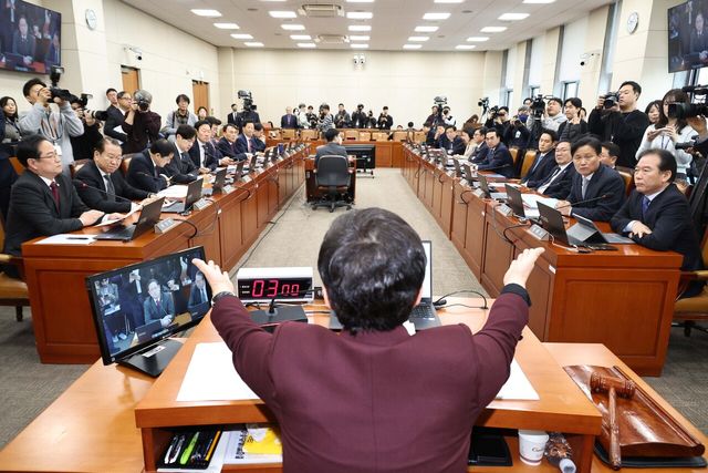 임이자 국회 재정경제기획위원회 위원장이 19일 서울 여의도 국회에서 열린 전체회의에서 이혜훈 기획예산처 장관 후보 청문회 개회를 두고 공방을 펼치는 여야 의원들을 중재하고 있다. [사진제공=뉴시스]