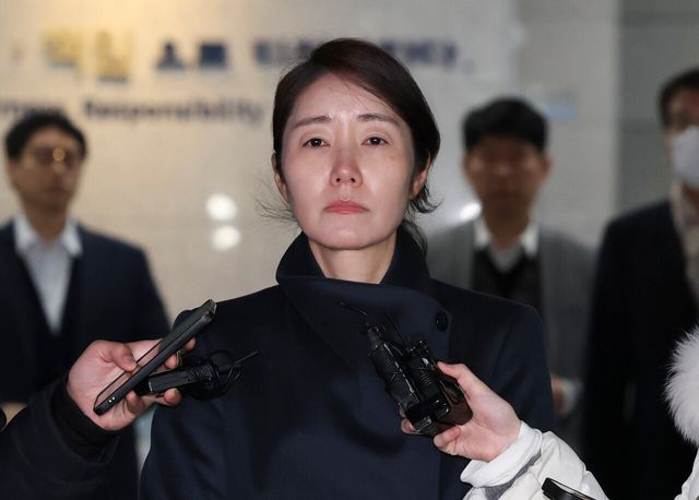 &nbsp;공천헌금 1억원 수수 의혹을 받고 있는 강선우 무소속 의원이 21일 새벽 서울 마포구 서울경찰청 공공범죄수사대에 피의자 신분으로 조사를 마치고 밖으로 나서며 취재진의 질문에 답하고 있다.<br>