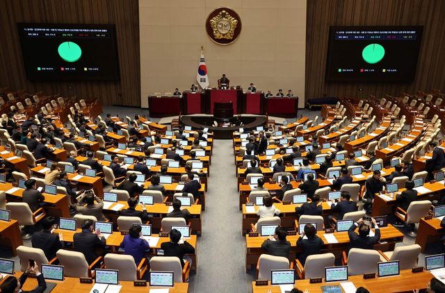 2차 종합특검법이 16일 오후 서울 여의도 국회에서 열린 본회의에서 여당 주도로 가결되고 있다. [사진제공=뉴시스]