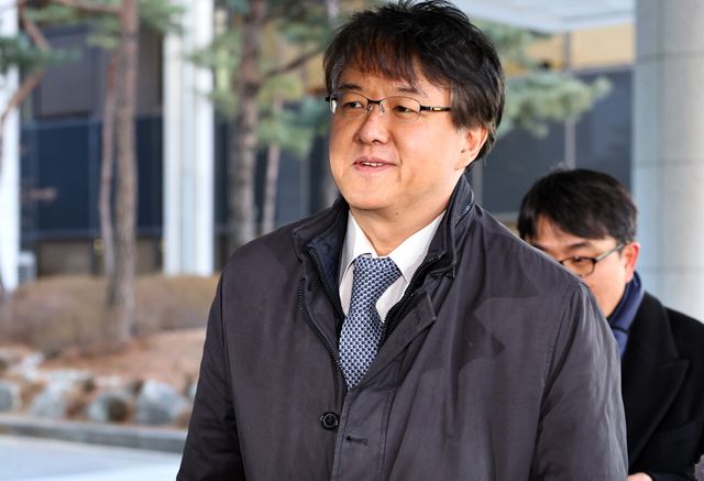 통일교, 신천지의 정교유착 의혹을 수사 중인 검찰·경찰 합동수사본부의 본부장인 김태훈 합수본부장이 지난 8일 서울 서초구 서울고검에 출근하고 있는 모습. [사진제공=뉴시스]<br>