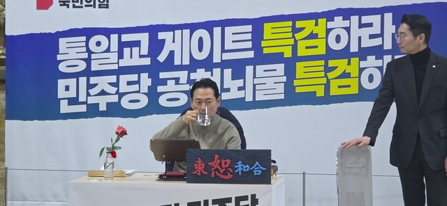 지난 20일 오후 장동혁 대표가 국회 로텐더홀에서 단식을 이어가고 있다. 그 옆에서 박준태 대표 비서실장이 방문객들을 안내하고 있다.&nbsp;ⓒ투데이신문