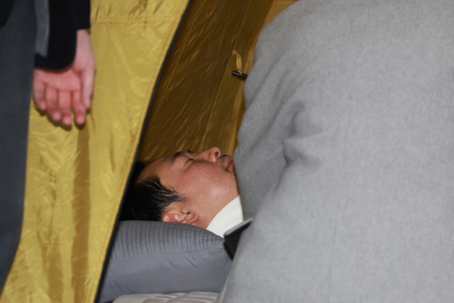 이레째 단식농성 중인 장동혁 국민의힘 대표가 21일 서울 여의도 국회 로텐더홀에서 의료진에게 검진을 받고 있다. [사진제공=뉴시스]