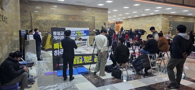 국회 로텐더홀에서 장동혁 대표가 단식중인 가운데, 취재진들과 방문객들이 그의 주위를 에워싸고 있다.&nbsp;ⓒ투데이신문