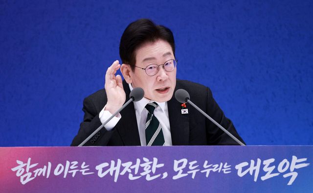 이재명 대통령이 21일 청와대 영빈관에서 열린 2026년 신년 기자회견에서 발언하고 있다. [사진제공=뉴시스]<br>