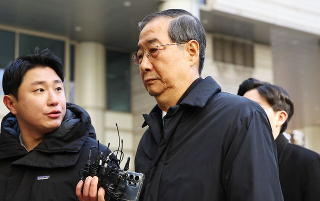 12·3 비상계엄 관련 내란 방조 등 혐의를 받는 한덕수 전 국무총리가 21일 서울 서초구 서울중앙지법에서 열린 1심 선고공판에 출석하고 있다. [사진제공=뉴시스]