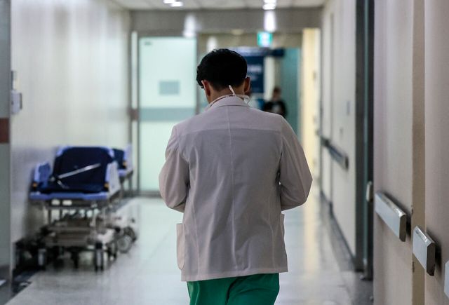 지난해 2월 의정갈등이 1년째 지속되고 있는 가운데 서울시내 한 대학병원에서 한 의료진이 이동하고 있다. [사진제공=뉴시스]