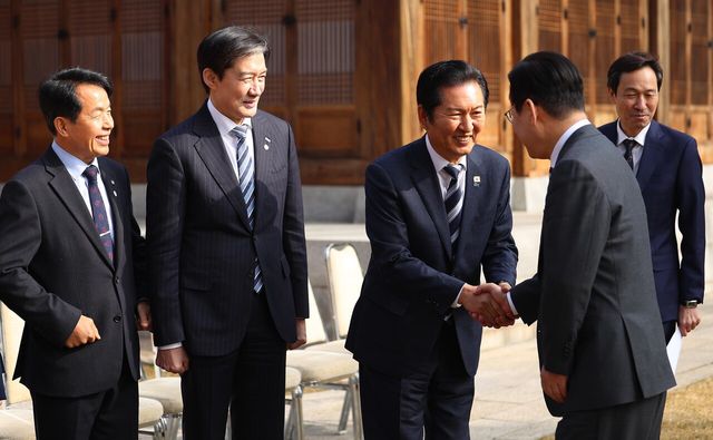 이재명 대통령이 지난 16일 청와대 상춘재에서 열린 정당 지도부 초청 오찬에서 정청래 더불어민주당 대표와 인사하고 있다. [사진제공=뉴시스]<br>