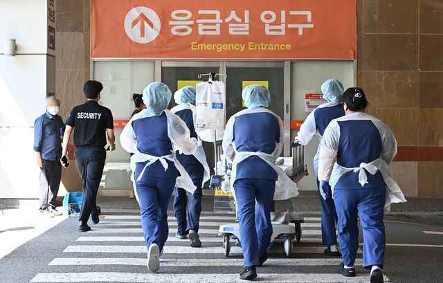 경기도 수원시 아주대학교 병원에서 의료진들이 환자를 이송하기 위해 응급실로 들어가고 있다. [사진제공=뉴시스]