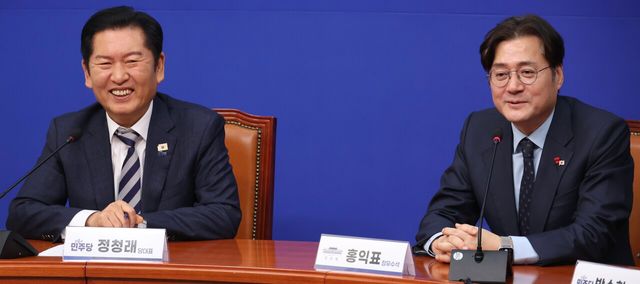 홍익표 대통령비서실 정무수석이 지난 21일 오후 서울 여의도 국회에서 정청래 더불어민주당 대표를 예방하며 인사말을 하고 있다. [사진제공=뉴시스]<br>