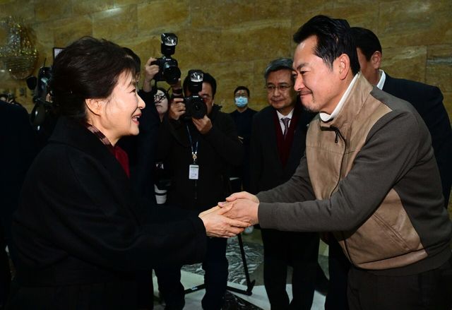박근혜 전 대통령이 22일 서울 여의도 국회 로텐더홀에서 단식농성중인 장동혁 국민의힘 대표를 찾아 손을 잡고 있다. [사진제공=뉴시스]