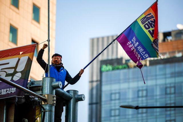 민주노총 서비스연맹 세종호텔지부 고진수 지부장이 지난 14일 서울 중구 세종호텔 앞 공공농성장에서 고공농성을 해제를 앞두고 주먹을 들어보이고 있다. [사진제공=뉴시스]