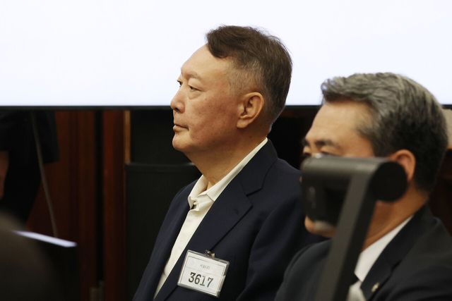 윤석열 전 대통령이 지난해 9월 26일 서울 서초구 서울중앙지법에서 열린 특수공무집행방해, 직권남용 권리행사방해 등 혐의 사건 첫 공판에 출석해 있다. [사진제공=뉴시스]