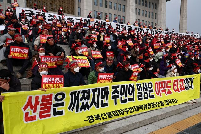 경북 산불피해 주민들이 지난달 29일 서울 여의도 국회 본청 앞 계단에서 기자회견을 열어 산불 진상규명 및 국정조사를 요구하고 있다. [사진제공=뉴시스]