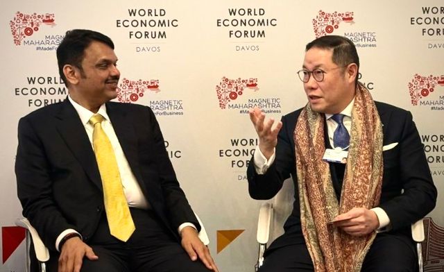 HS효성 조현상 부회장이 2026년 다보스 포럼에 참석해 데벤드라 파드나비스 인도 마하라슈트라 주총리를 만나 인도 시장 투자 계획에 대해 논의하고 있다. [사진=HS효성]