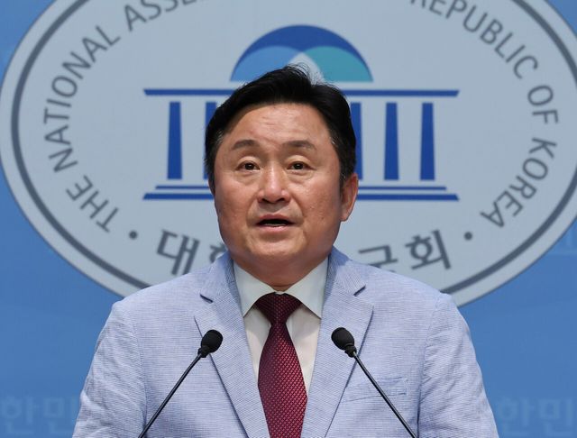 더불어민주당 최인호 전 의원이 지난해 7월 서울 여의도 국회 소통관에서 ‘현대건설 공관대금 및 가덕도신공항 수주 의혹 관련 기자회견’을 열고 발언하고 있다. [사진=뉴시스]