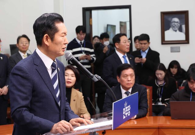 정청래 더불어민주당 대표가 지난 22일 오전 서울 여의도 국회에서 긴급기자회견을 열고 조국혁신당에 합당 제안을 하고 있다. [사진제공=뉴시스]<br>