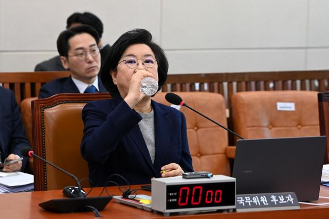 이혜훈 기획예산처 장관 후보자가 23일 오전 서울 여의도 국회 재정경제기획위원회 전체회의에서 열린 인사청문회에 출석해 물을 마시고 있다. [사진제공=뉴시스/공동취재단]