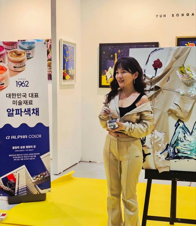 ‘월드아트페스타 2026’ 에서 알파색채와 배우 겸 화가 윤송아가 아트 컬래버레이션 시연 행사를 진행했다. [사진제공=알파색채]&nbsp;<br>