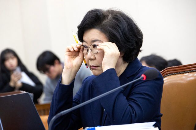 이혜훈 기획예산처 장관 후보자가 지난 23일 오전 서울 여의도 국회 재정경제기획위원회 전체회의에서 열린 인사청문회에 출석해 안경을 만지고 있다. [사진제공=뉴시스]<br>