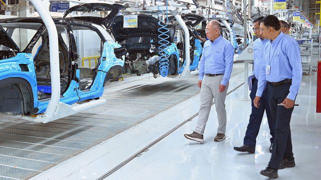 현대자동차그룹 정의선 회장이 현대차 인도 첸나이공장 임직원들과 함께 생산 라인을 점검하고 있다. [사진=현대자동차그룹]