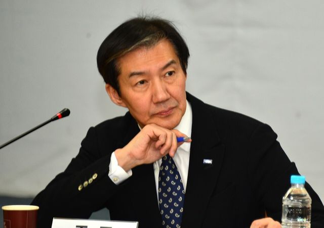 조국혁신당 조국 대표가 23일 오후 여수시 근로자종합복지관에서 열린 '여수산단 위기 토론회'에 참석해 여수국가산단 기업 노동조합 대표의 건의를 경청하고 있다. 2026.01.23.<br>