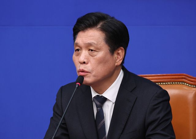 조승래 더불어민주당 사무총장이 지난 25일 오전 서울 여의도 국회에서 열린 기자간담회에서 발언을 하고 있다. [사진제공=뉴시스]<br>