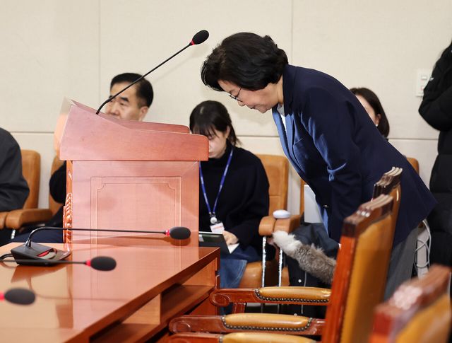 이혜훈 기획예산처 장관 후보자가 23일 오전 서울 여의도 국회 재정경제기획위원회 전체회의에서 열린 인사청문회에서 모두발언 도중 성숙하지 못한 언행해 대해 고개 숙여 사과하고 있다.[사진제공=뉴시스/공동취재단]