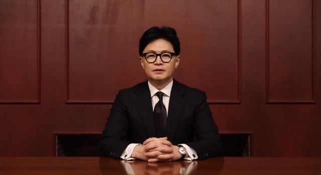 한동훈 전 국민의힘 대표가 지난 18일 자신의 제명 사유가 된 당원 게시판 논란과 관련해 국민께 송구하다는 입장을 밝히고 있다. [사진=한동훈 전 대표 페이스북 영상 캡처/뉴시스]