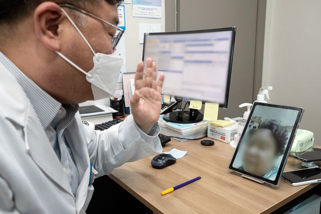 도봉구의사회 백재욱 총무이사가 2023년 5월 서울 도봉구의 한 병원에서 비대면진료 실행 과정을 시연하고 있다. [사진제공=뉴시스]