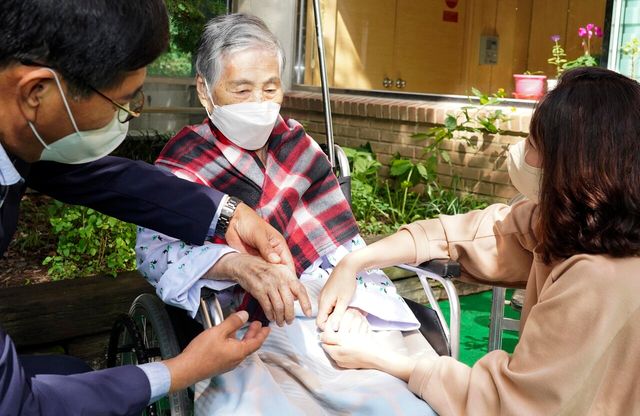 경기도 부천시 가은병원에서 한 입소자와 가족이 손을 맞잡고 면회를 진행하고 있다.위 사진은 기사와 직접 관련 없음. [사진제공=뉴시스]