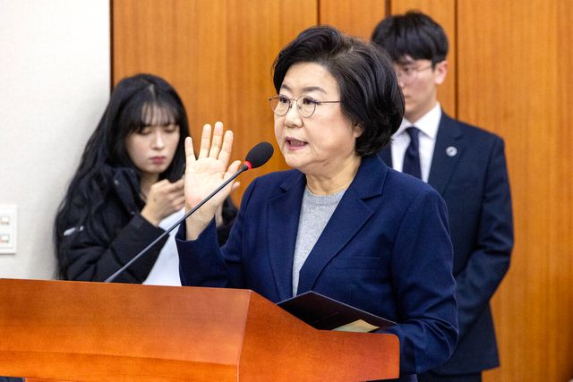 이혜훈 기획예산처 장관 후보자가 23일 오전 서울 여의도 국회 재정경제기획위원회 전체회의에서 열린 인사청문회에서 선서하고 있다. [사진제공=뉴시스/공동취재단]