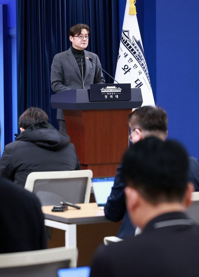 홍익표 정무수석이 25일 청와대 춘추관에서 이혜훈 기획예산처 장관 후보자 지명 철회 관련 현안 브리핑을 하고 있다. [사진제공=뉴시스]