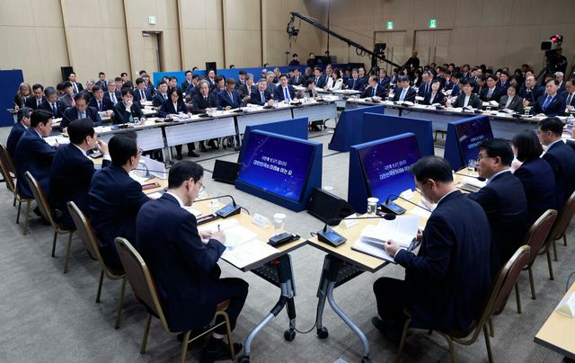 이재명 대통령이 지난해 12월 16일 세종시 정부세종컨벤션센터에서 열린 보건복지부(질병관리청)·식품의약품안전처 업무보고에서 발언하고 있다. [사진제공=뉴시스]