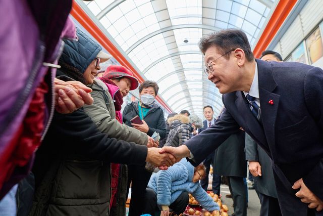 이재명 대통령이 23일 울산 울주군 남창옹기종기시장을 방문해 상인들과 인사하고 있다. [사진제공=청와대]